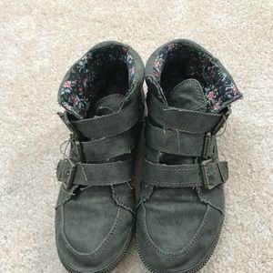 Women’s green casual shoe size 6